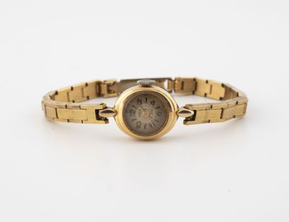 null Montre bracelet de dame.
Boîtier ovale en or jaune (750). 
Cadran à fond doré,...