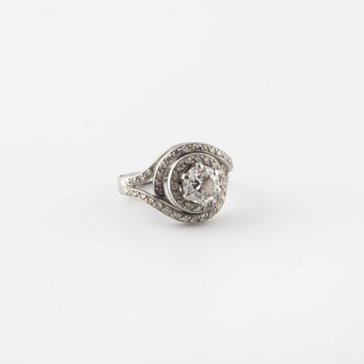 null Bague tourbillon en platine (850) centrée d'un diamant taille brillant en serti...
