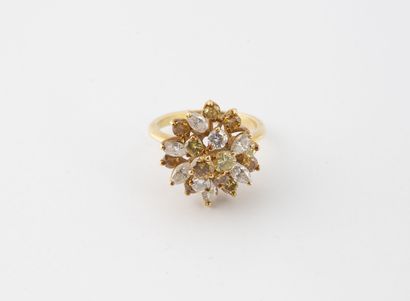 null Yellow gold (750) daisy ring set with colorless, yellow and cognac diamonds...