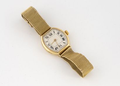 null Lady's wristwatch in yellow gold (750).
Barrel case. 
Dial cream, with indexes...