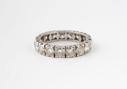 null American wedding band in white gold (750) set with brilliant-cut diamonds in...