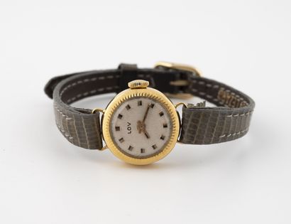 LOV Montre bracelet de dame.
Boîtier rond en or jaune (750).
Cadran à fond argenté,...