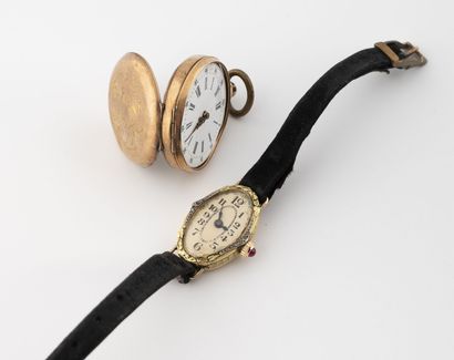 null Deux montres :
- une de col en or jaune (750). 
Couvercle arrière à décor d'un...