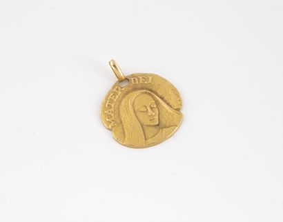 null Pendentif médaille religieuse en or jaune (750) figurant la Vierge.
Signée A....