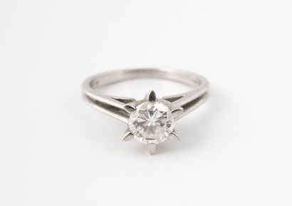 null Bague solitaire en or gris (750) ornée d'une diamant taille brillant en serti...
