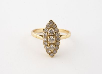 null Bague marquise en or jaune (750) ornée de petits diamants taille brillant en...