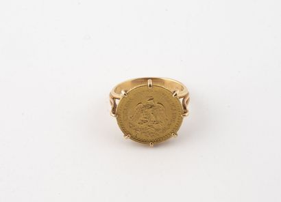 null Yellow gold ring (750) centered with a gold coin of 2.5 pesos 1945 in claw setting....