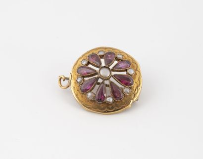 Round brooch in yellow gold (750) adorned...