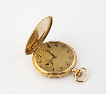 LIP Watch flat soap of gousset in yellow gold (750).
Plain front and back covers.
Dial...