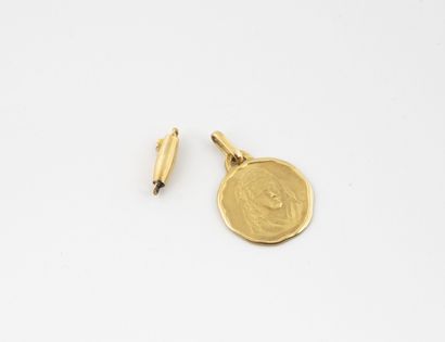 null Lot de bijoux en or jaune (750) : 
- un pendentif médaille religieuse ronde...