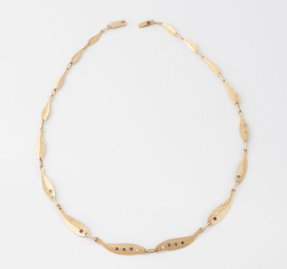 null Yellow gold necklace (750) with elongated links decorated with small emeralds,...