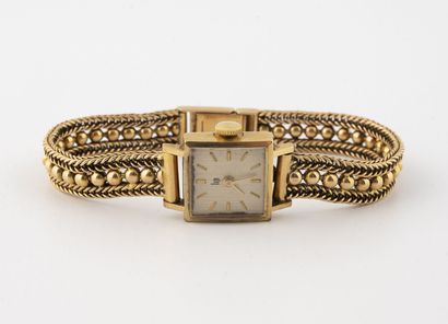 LIP Montre bracelet de dame en or jaune (750) .
Boîtier carré.
Cadran argent, signé...
