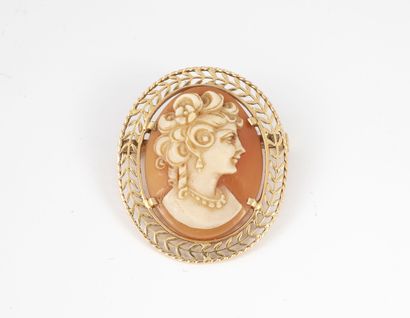 null Broche pendentif en or jaune (750) ornée d'un camée coquillage à profil de femme....
