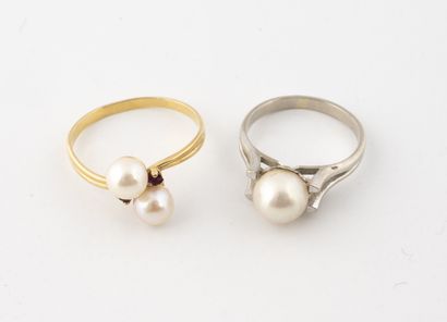 null Lot of two rings : 
- one in yellow gold (750) set with two white cultured pearls...
