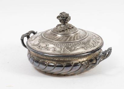 D. ROUSSEL Fils & Cie. Légumier couvert à fond plat en argent (950) à décor d'un...