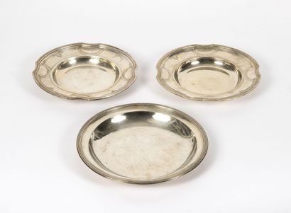 null Trois pièces de plateries en argent (950) :
- une paire de petits plats dormants,...