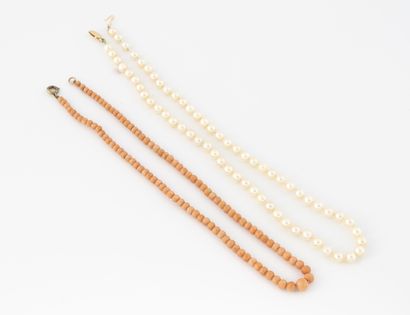 null Lot of two necklaces : 
- A choker formed of white cultured pearls. 
Hook clasp...
