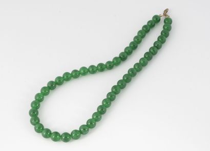 CHINE, XXème siècle Collier de billes de jade néphrite verte.
Fermoir mousqueton....