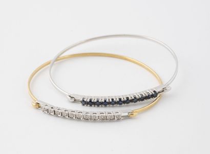null Ensemble de deux bracelets :
- l'un en or jaune (750) ornée d'une ligne de petits...