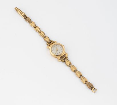TRIB Montre bracelet dame.
Boîtier rond en or jaune (750).
Cadran à fond argenté,...