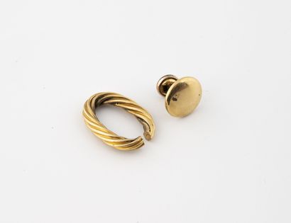 null Yellow gold (750) debris of a link. 
Weight : 4.4 g. 
ON JOINT :
A gilded metal...