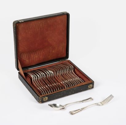 P. QUEILLE Twelve silver cutlery (950) with narrow spatula and decoration of leaves,...