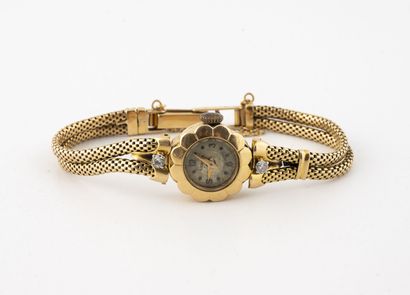 GERNOR Montre bracelet dame en or jaune (750).
Boîtier marguerite, les attaches ornées...