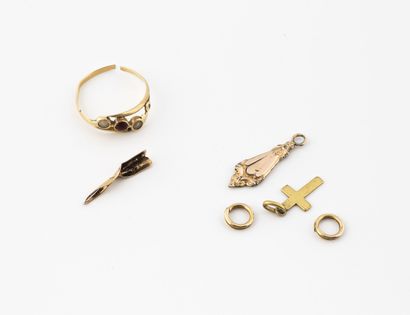 null Lot of debris in yellow gold (750) of a ring and a feather.
Gross weight: 1.4...