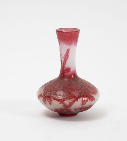 VESSIERE Petit vase soliflore à fond plat. 
Epreuve en verre bicouche rouge sur fond...