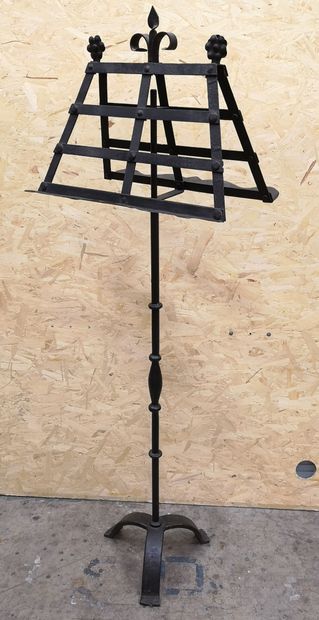 null Tripod lectern in wrought iron, with a turned shaft, a double lectern in blades,...