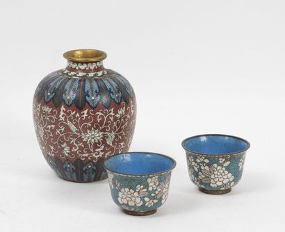 CHINE, XIXème siècle * Trois objets en émaux cloisonnés :
- Paire de tasses à thé...