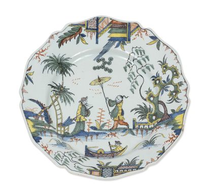ROUEN Plate with contoured edge in earthenware.
Polychrome decoration of two Chinese...