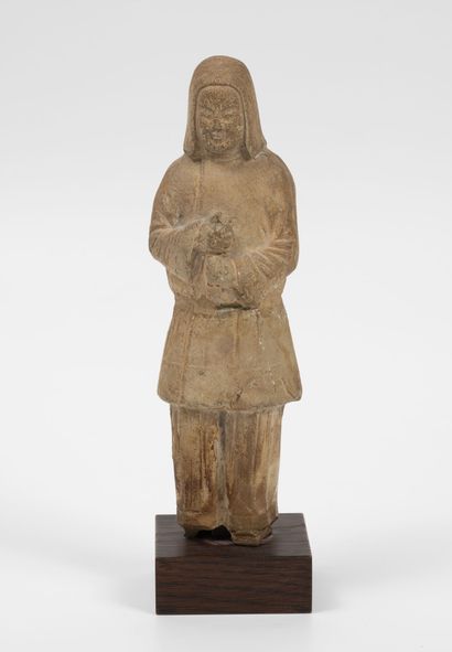 CHINE, VIIème -VIIIème siècles Compagnon funéraire représentant un personnage vêtu...