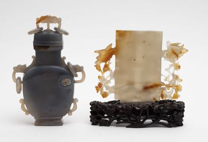 CHINE, XXème siècle Lot de quatre objets en pierre dure :
- Flacon tabatière en agate...
