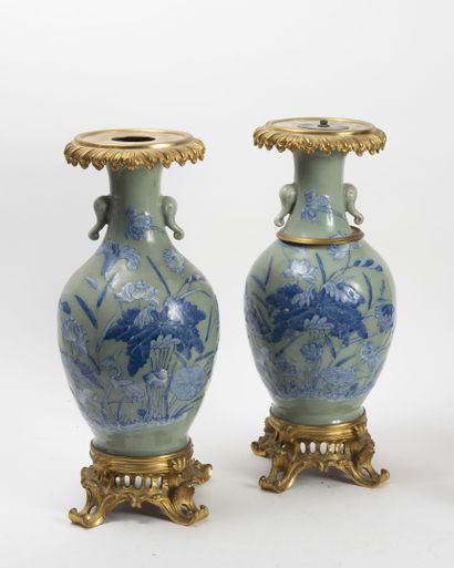 CHINE, XIXème siècle. Paire de vases en balustre en porcelaine à décor bleu de pivoines,...