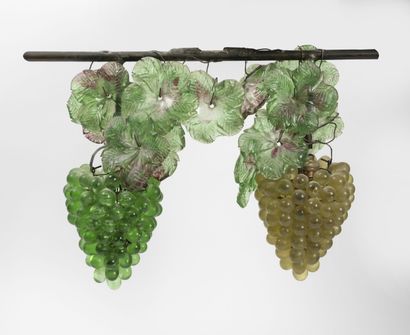null Lustre formé par deux grappes de raisin en verre jaune ou vert, les douilles...
