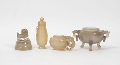 CHINE, fin du XIXème ou début du XXème siècle Three objects in honey or grey agate...