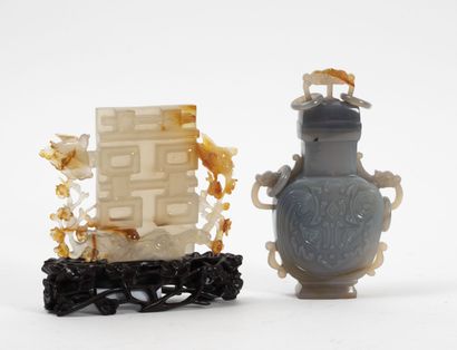 CHINE, XXème siècle Lot de quatre objets en pierre dure :
- Flacon tabatière en agate...