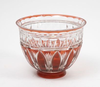 BACCARAT Deux vases en cristal :
- un en balustre à décor de cannelures et de pointes...