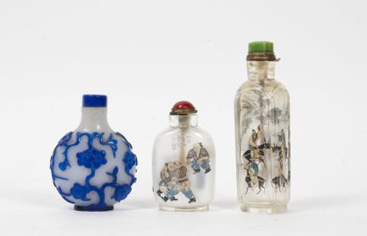CHINE, fin de l'époque Quing Three snuff bottles :
- one in blue overlay on a sparkling...