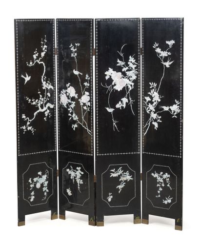 CHINE, XXème siècle. Screen with four leaves.
In black lacquered wood with decorations,...