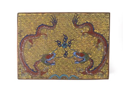 CHINE, XIXème-XXème siècles Coffret en cuivre et métal à décor polychrome d'émaux...