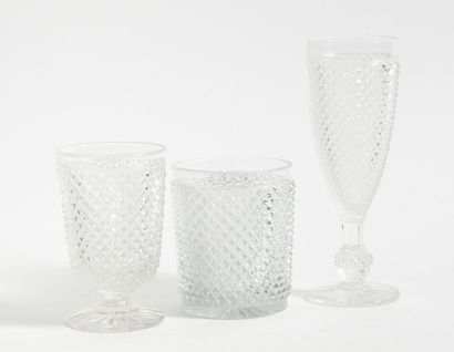 BACCARAT ou dans le goût de Partie de service de verres entièrement décoré de pointes...