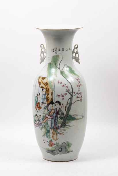 CHINE, début du XXème siècle Grand vase en porcelaine blanche de forme balustre à...
