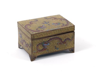 CHINE, XIXème-XXème siècles Copper and metal box with polychrome decoration of cloisonné...