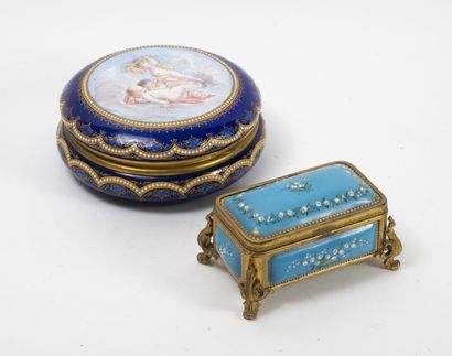 null Lot of two boxes :
- Large round bonbonnière enamelled with polychrome and gilded...