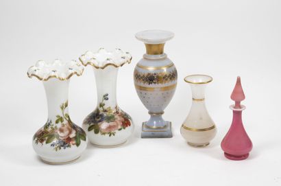 Fin du XIXème ou début du XXème siècle Lot of vases :
-Pair of opaline or opaline...