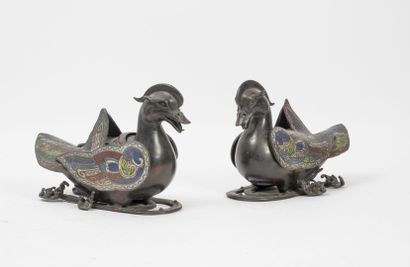 CHINE, fin du XIXème siècle Pair of lying ducks forming a perfume burner in patinated...