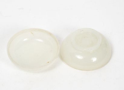 INDE ou CHINE (?), XIXème-XXème siècles Petite boîte ronde sur talon en jade blanc...