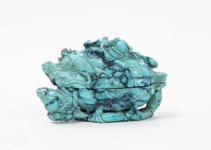 CHINE, Fin du XIXème-XXème siècles Quatre objets en turquoise matrix :
- boîte sculptée...